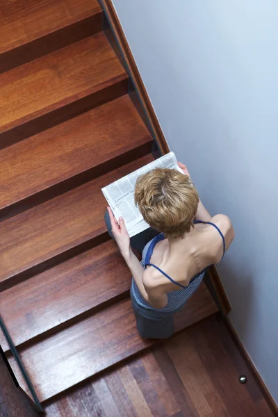 Mulher lendo nas escadas — Fotografia de Stock