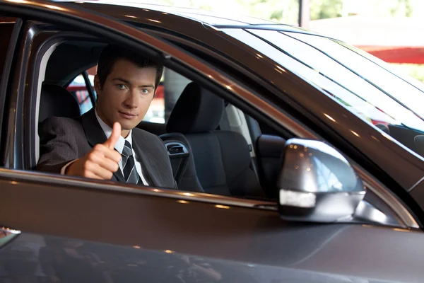 Homme assis dans une nouvelle voiture — Photo