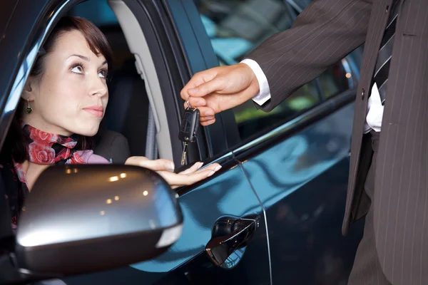 Mulher recebendo as chaves do carro — Fotografia de Stock