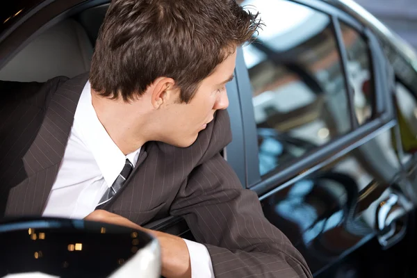 Man zit in nieuwe auto — Stockfoto