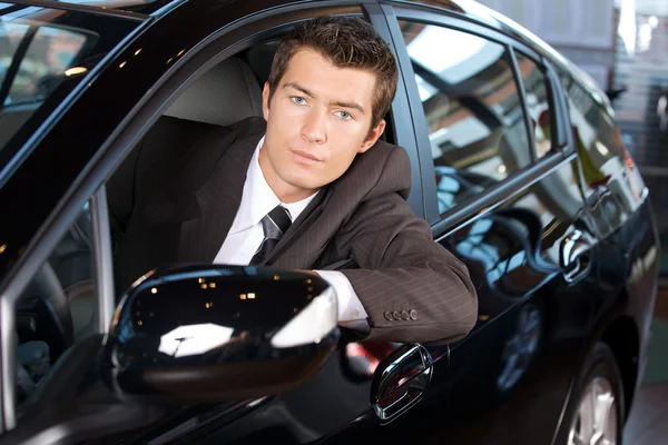 Hombre sentado en coche nuevo — Foto de Stock