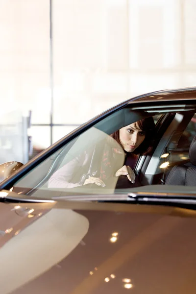 Femeia se uită la o mașină nouă — Fotografie, imagine de stoc