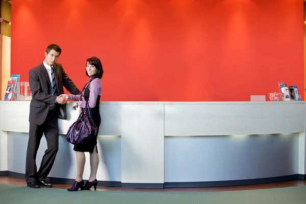 Salesman standing with customer — Stock Photo, Image