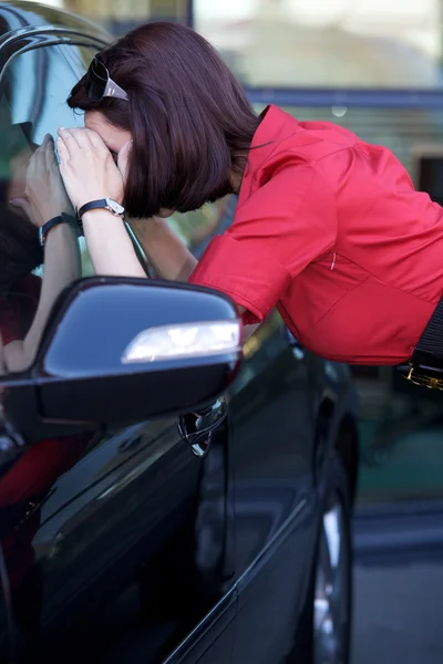 Woman looking at new car — Stock Photo, Image