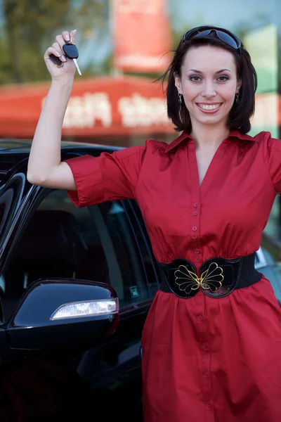 Γυναίκα που κρατά το κλειδί του αυτοκινήτου — Φωτογραφία Αρχείου