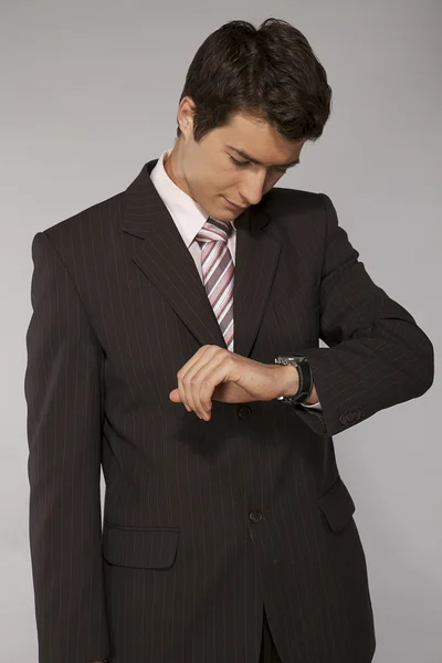 Affärsman som tittar på sin klocka — Stockfoto