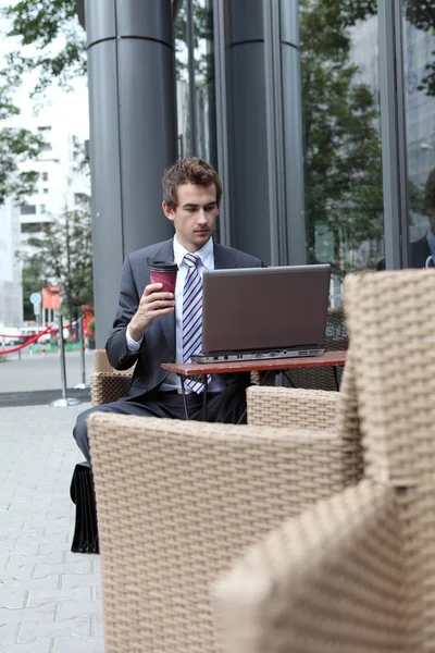 Homem de negócios usando seu laptop — Fotografia de Stock