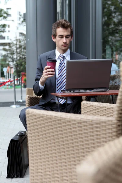 Homme d'affaires utilisant son ordinateur portable — Photo