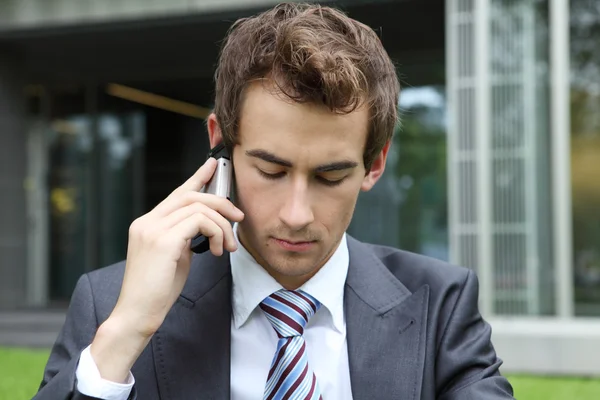 Zakenman aan het praten op mobiele telefoon — Stockfoto