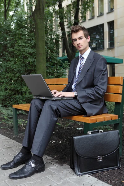 Geschäftsmann mit Laptop — Stockfoto