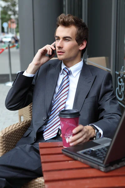 Zakenman met behulp van zijn laptop — Stockfoto