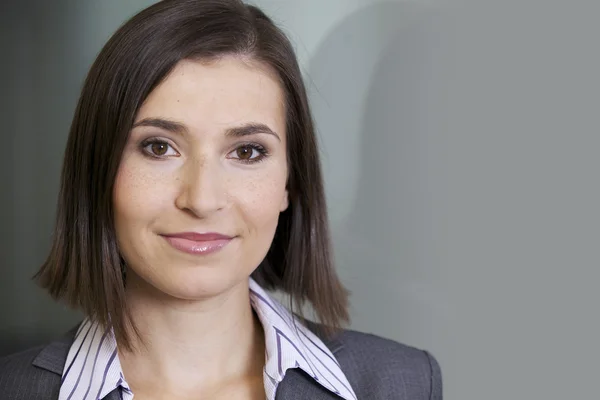 Jovem mulher de negócios sorridente — Fotografia de Stock