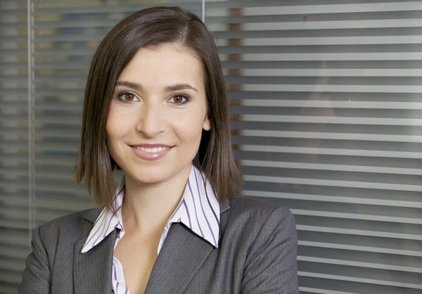 Joven mujer de negocios sonriente — Foto de Stock