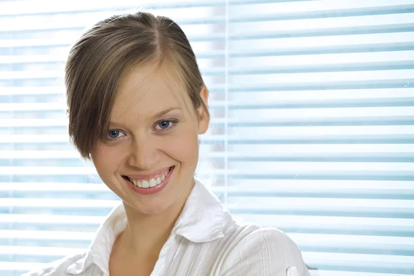 Junge lächelnde Geschäftsfrau — Stockfoto