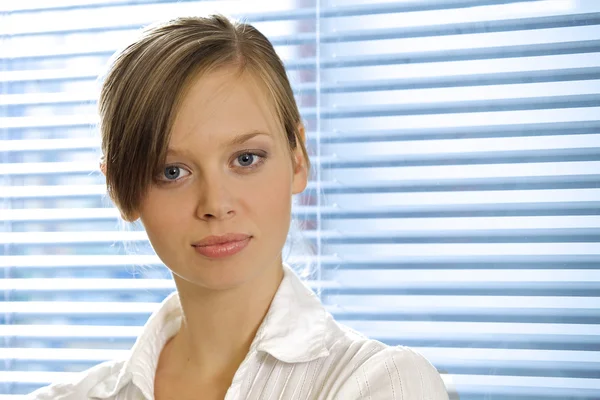 Femme d'affaires souriant dans le bureau — Photo