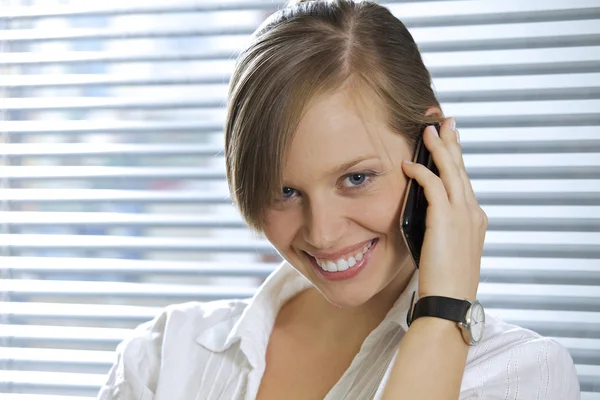 Bizneswoman korzystająca z telefonu komórkowego — Zdjęcie stockowe