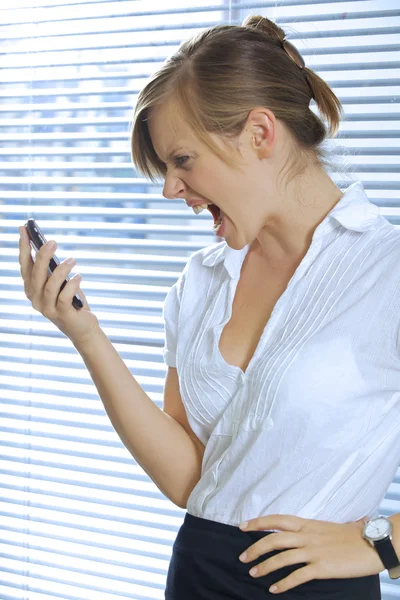 Geschäftsfrau schaut aufs Handy — Stockfoto