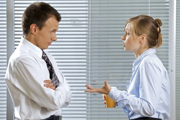 Zakenman en -vrouw in gesprek — Stockfoto