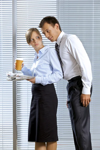 Businessman and woman in conversation — Stock Photo, Image