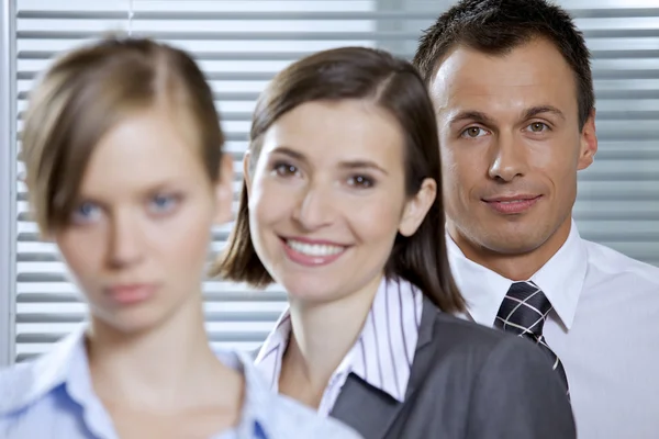 Usinessman en zakenvrouwen glimlachend in office — Stockfoto