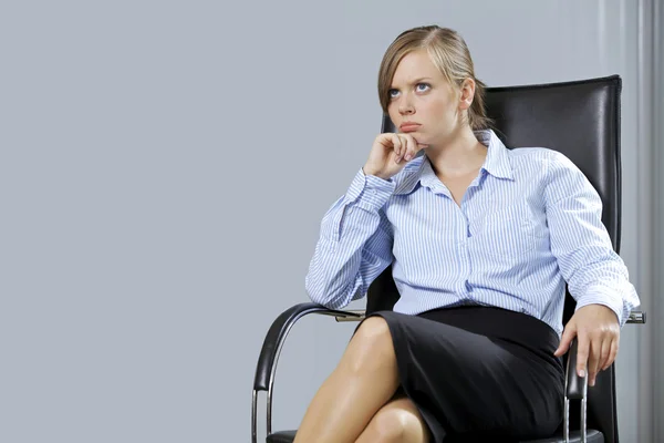 Femme d'affaires assise au bureau — Photo