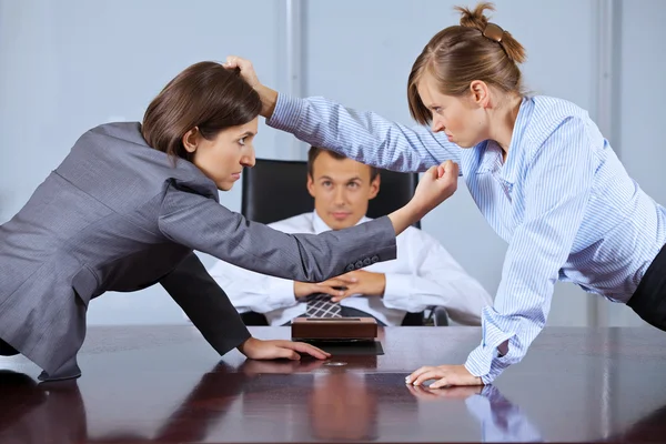 Mulheres de negócios discutindo na frente do empresário — Fotografia de Stock