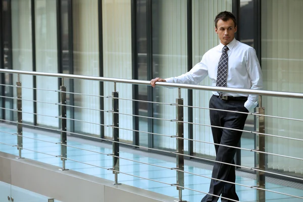 Empresario parado en la oficina — Foto de Stock