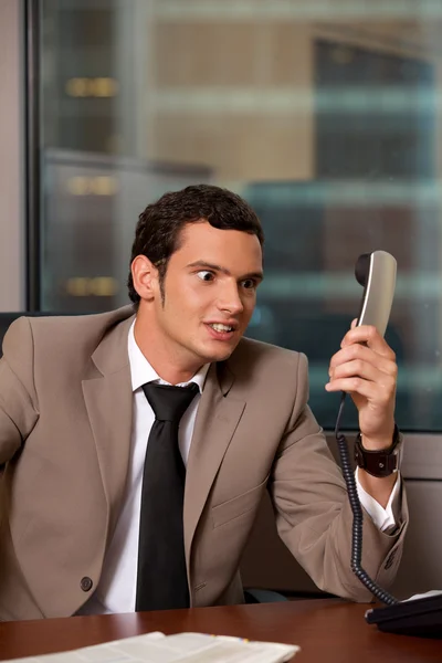 Hombre sosteniendo receptor de teléfono —  Fotos de Stock