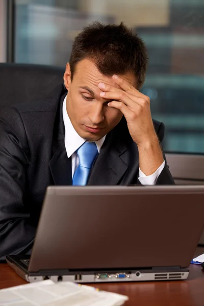 Businessman using laptop w — Stock Photo, Image