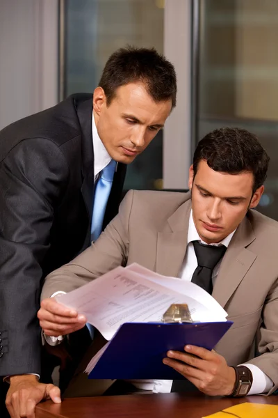 Les hommes d'affaires travaillant dans le bureau — Photo