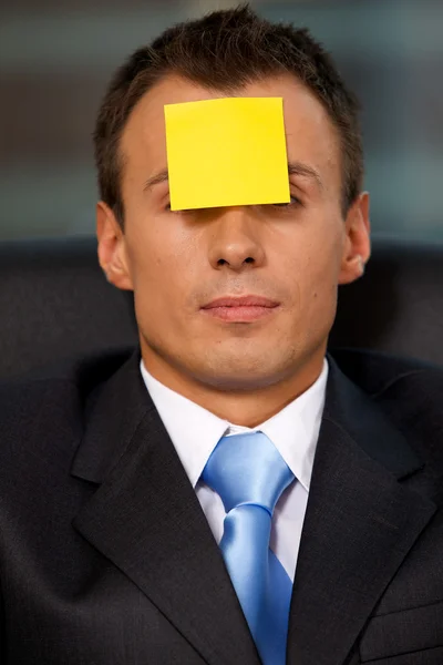 Businessman with note stuck to forehead — Stock Photo, Image