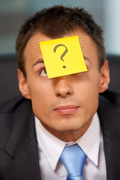 Businessman with note stuck to forehead — Stock Photo, Image