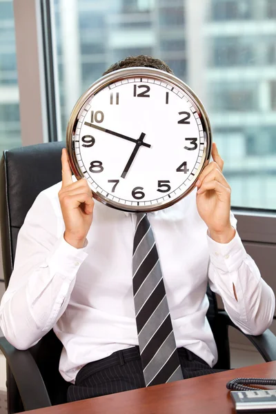 Hombre de negocios sosteniendo reloj — Foto de Stock