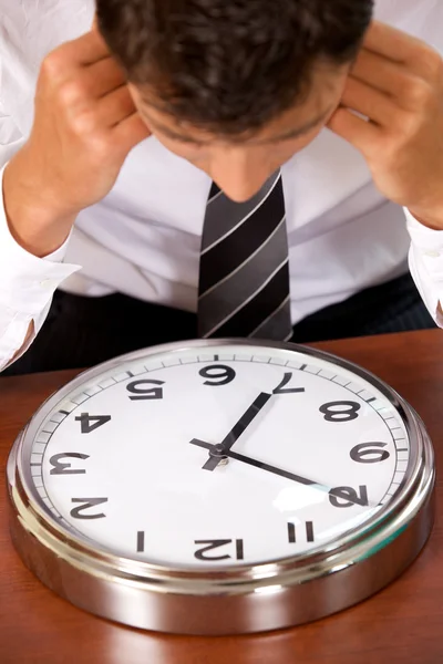 Uomo d'affari guardando orologio — Foto Stock