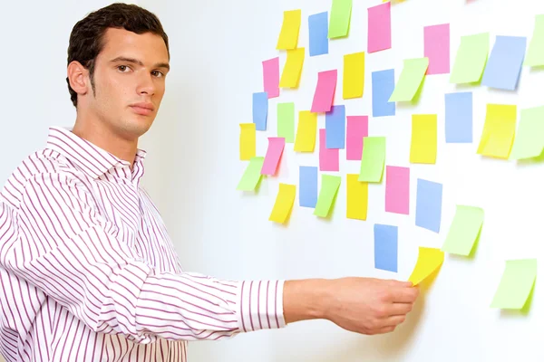 Empresário segurando notas pegajosas — Fotografia de Stock