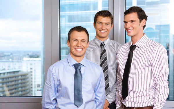 Três homens de negócios sorrindo — Fotografia de Stock