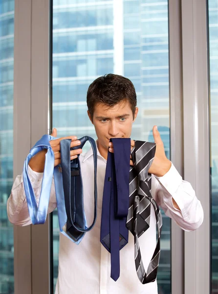 Zakenman kiezen stropdas — Stockfoto