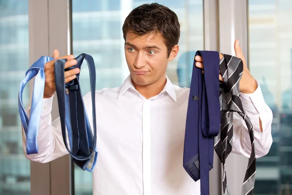 Affärsman väljer slips — Stockfoto
