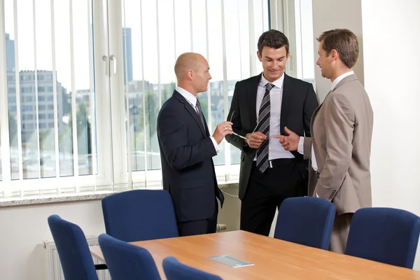 Trzy przedsiębiorców rozmowa — Zdjęcie stockowe