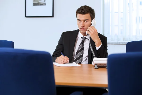 Zakenman gesprek op telefoon — Stockfoto