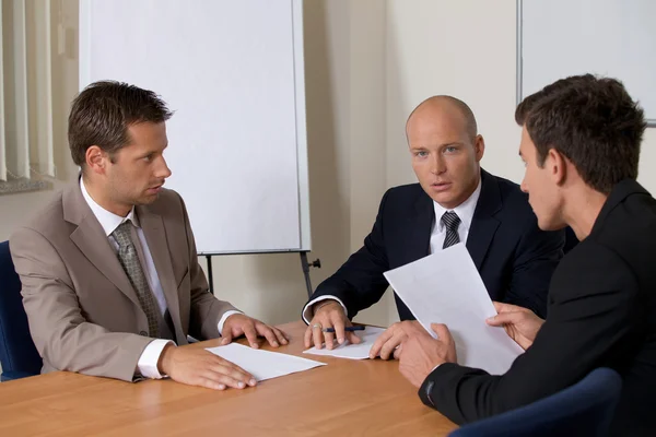 Geschäftsleute treffen sich im Sitzungssaal — Stockfoto