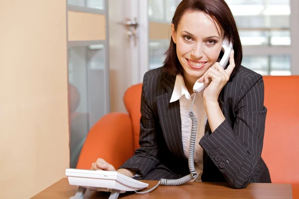 Mujer de negocios conversando por teléfono —  Fotos de Stock