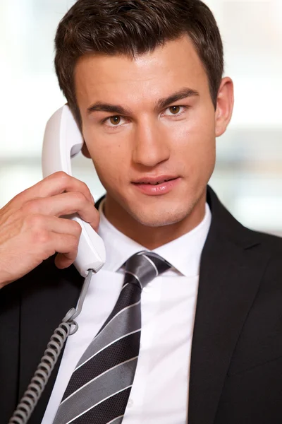 Zakenman gesprek op telefoon — Stockfoto