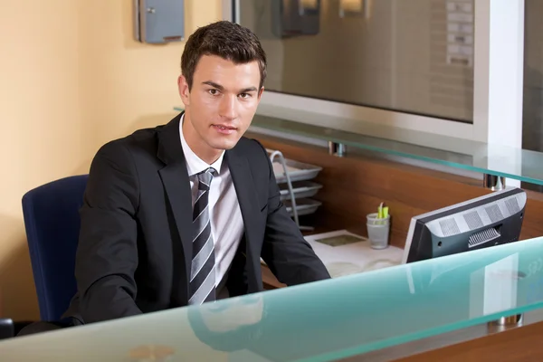 Joven hombre de negocios trabajando en la oficina — Foto de Stock