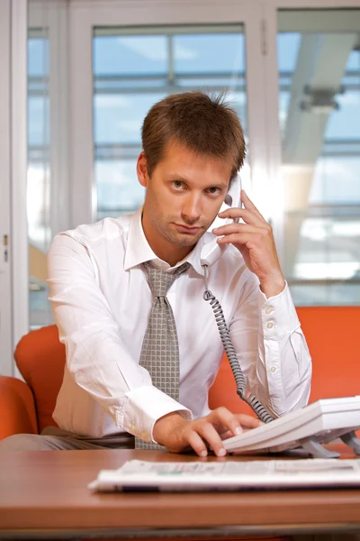 Affärsman samtala på telefon — Stockfoto
