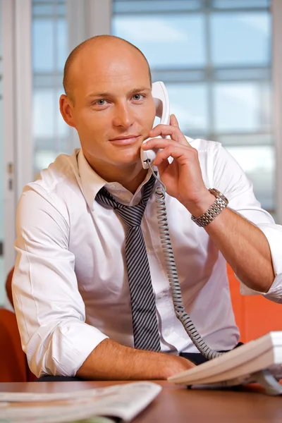 Zakenman gesprek op telefoon — Stockfoto