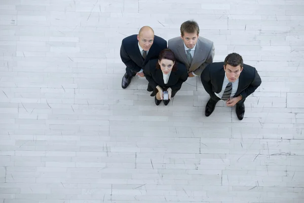 Empresária e homens olhando para cima — Fotografia de Stock