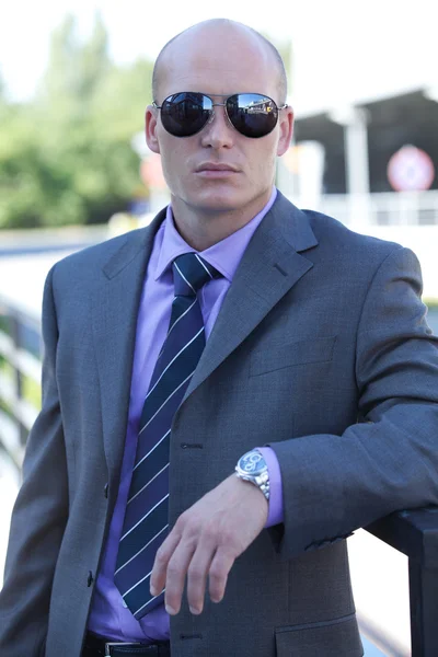 Uomo d'affari con gli occhiali da sole — Foto Stock