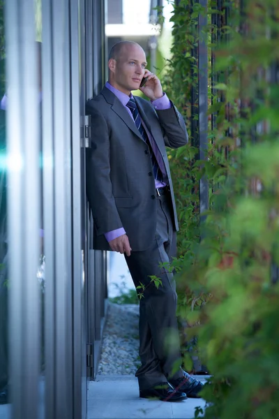 Businessman using mobile phone — Stock Photo, Image