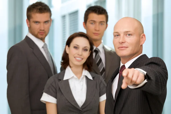 Empresários posando no escritório — Fotografia de Stock